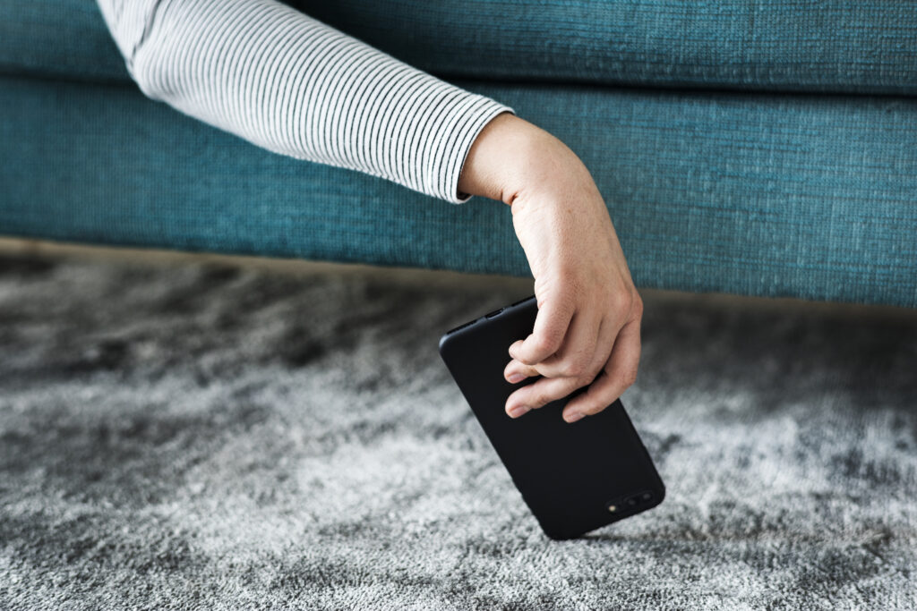 mulher-viciada-em-midias-sociais-adormecer-1024x683