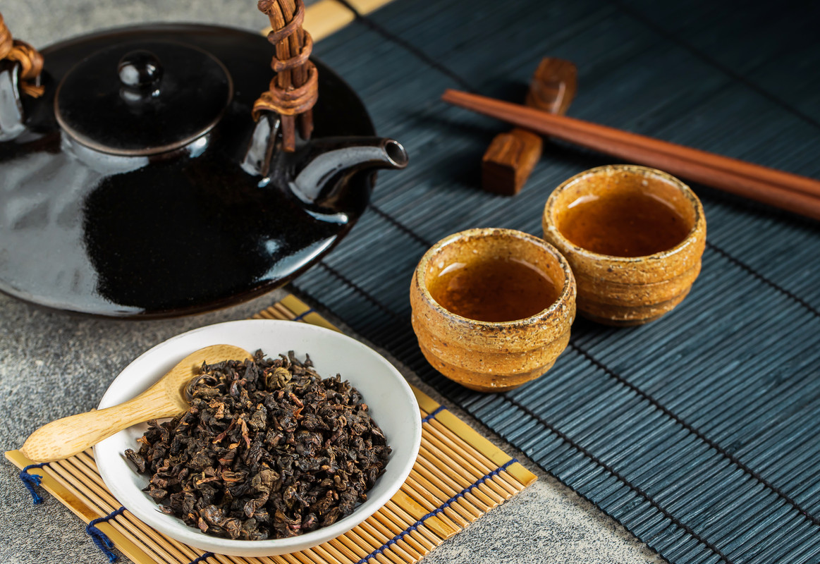 théière et tasse de thé oolong