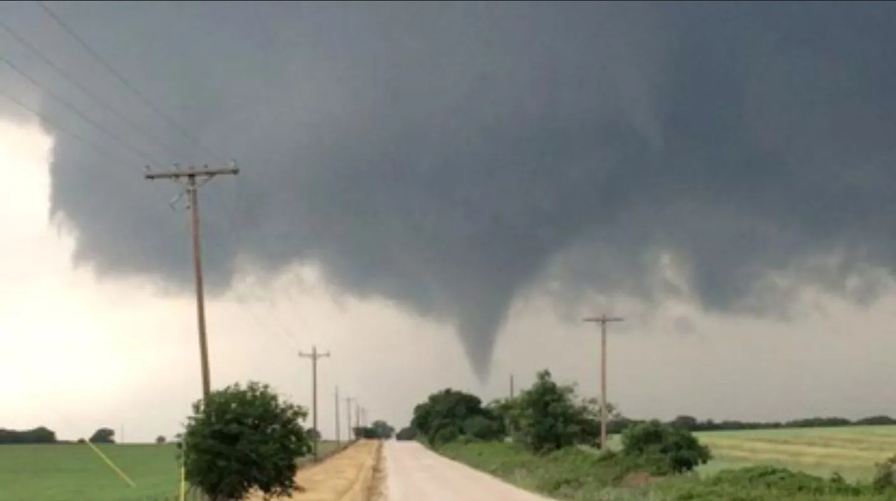 Texas: Tornado causa tres muertes y más de 75 heridos
