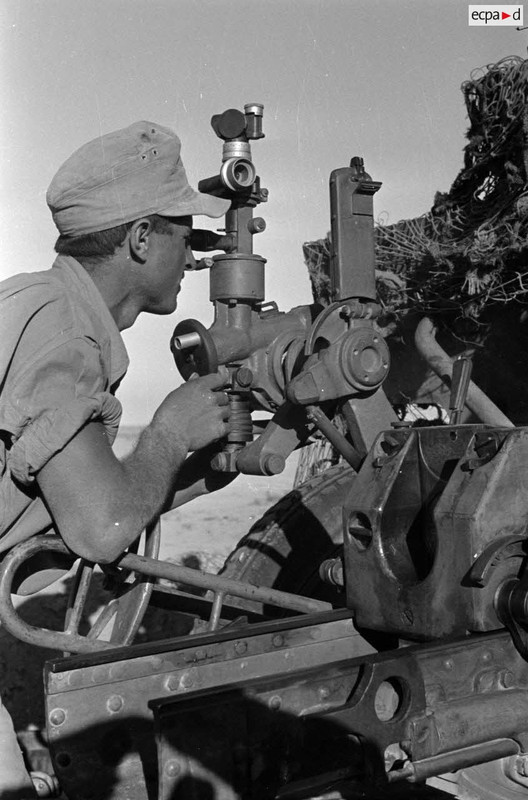 Une pièce Pak 36 (r) de 76,2 mm d'origine soviétique en action.7