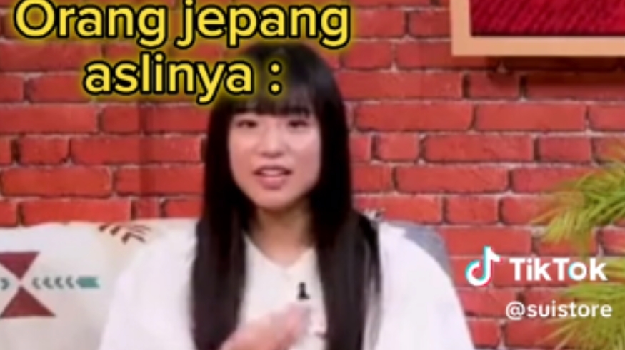 Haruka menjelaskan soal makan sushi pakai tangan.