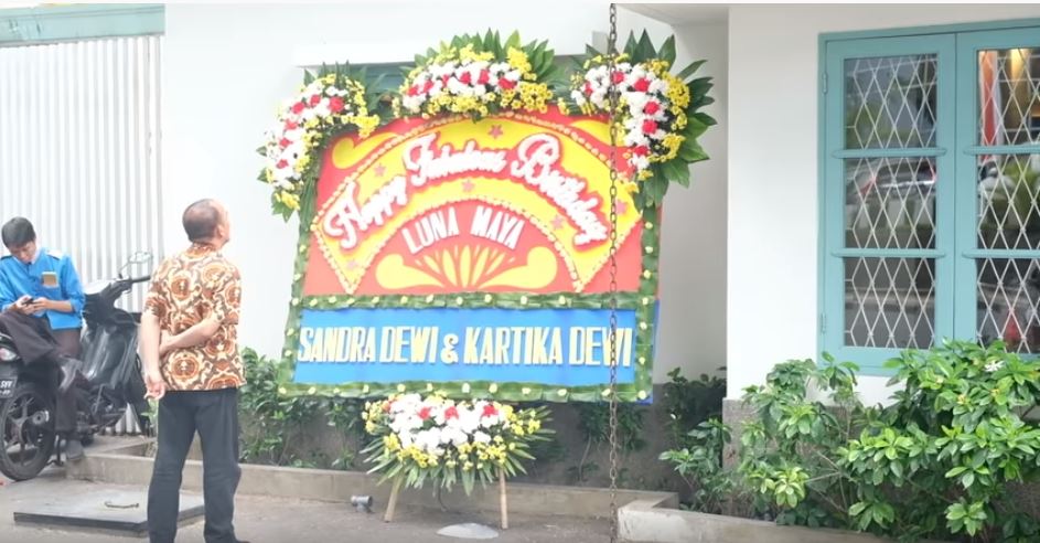 Karangan bungan Sandra Dewi untuk Luna Maya
