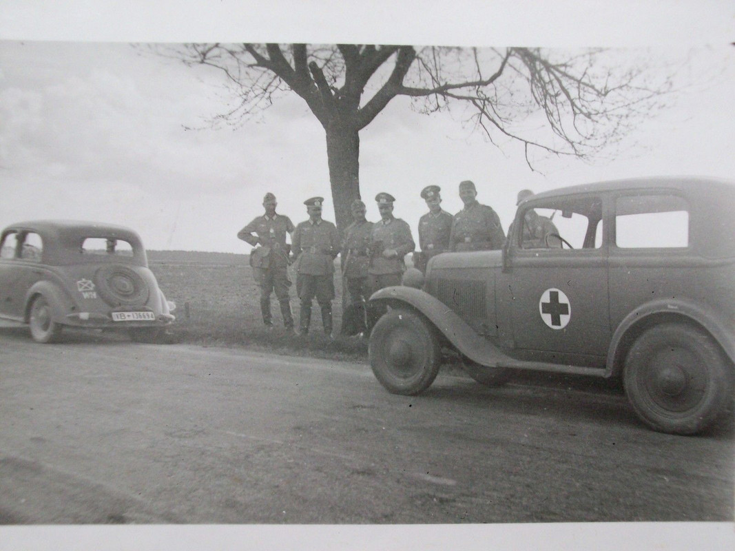 PKW Opel P4 einer Heeres Sanitätseinheit