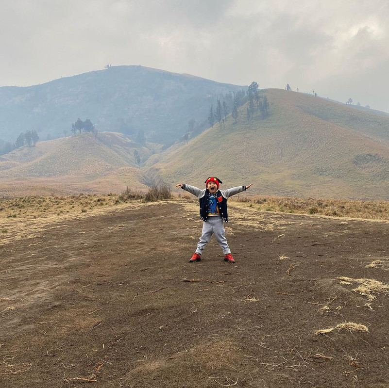 Pose Rafathar ketika di Gunung Bromo