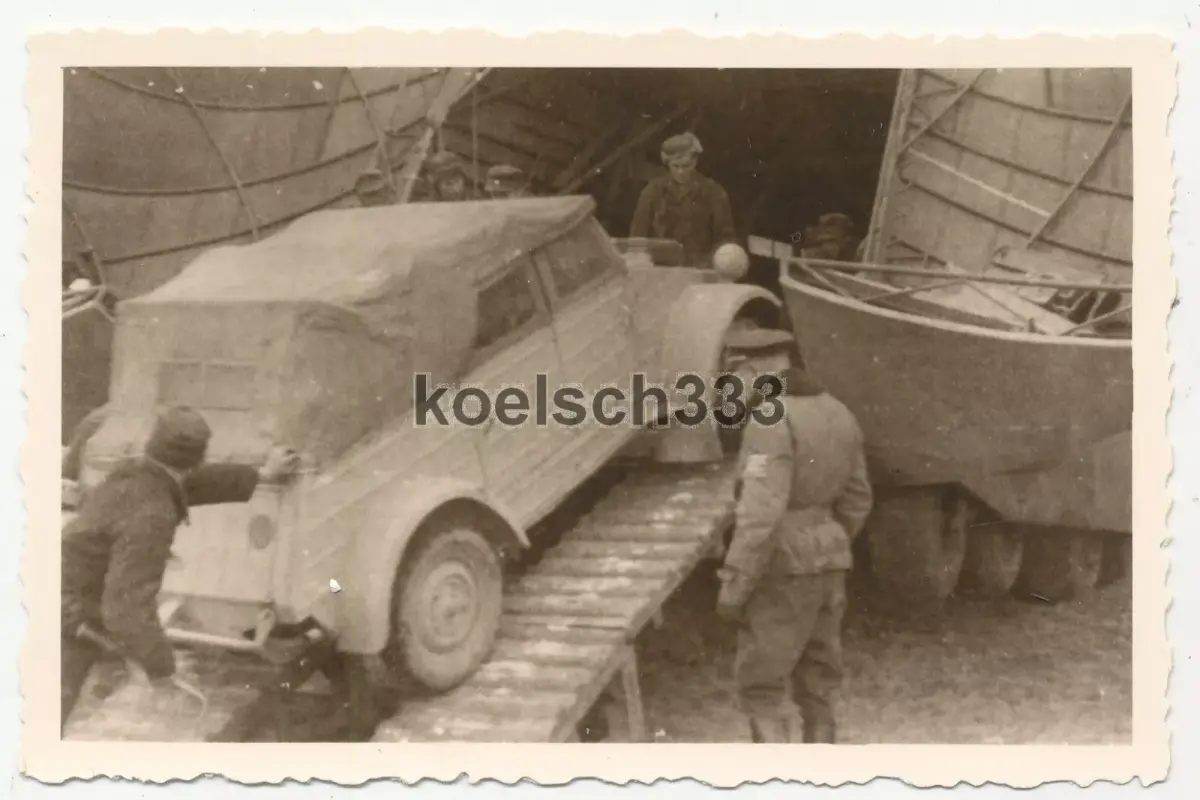 Foto Luftwaffe Transportgeschwader 5 VW PKW für Afrika Korps in Me 323 Flugzeug
