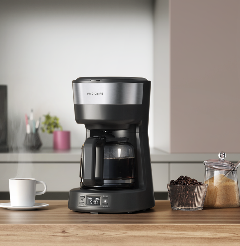 Cafetera eléctrica programable Frigidaire FCM25 con detalles en acero inoxidable