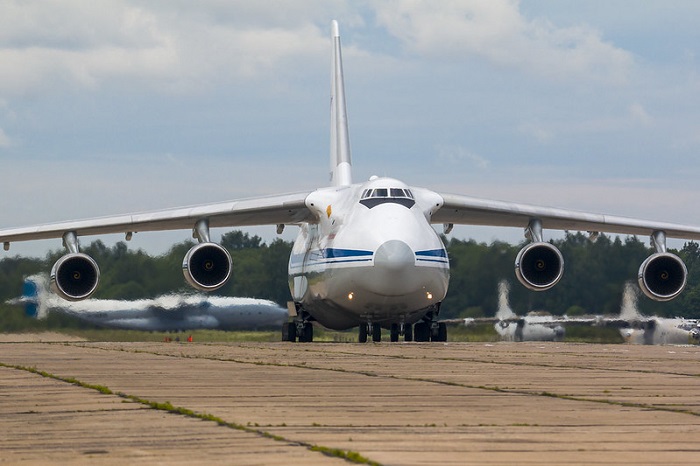 Pesawat Antonov An-124.
