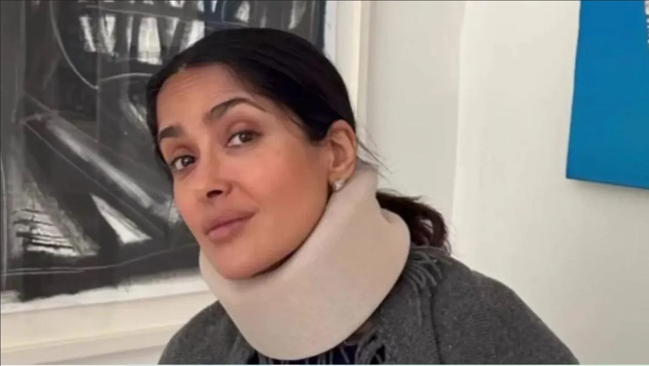 Preocupa Salma Hayek por aparecer con collarín, ¿sufrió un accidente?