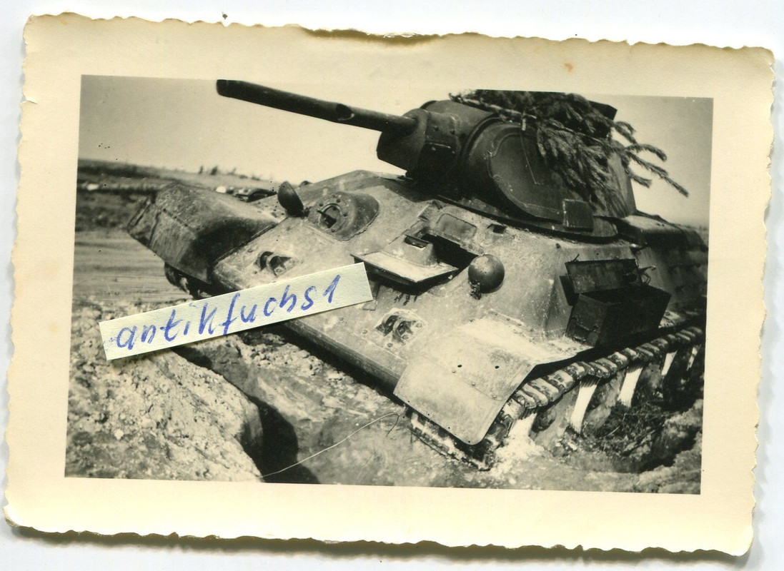 schwerer T-34 Panzer aus Rußland mit Tannenbaum im 2.WK