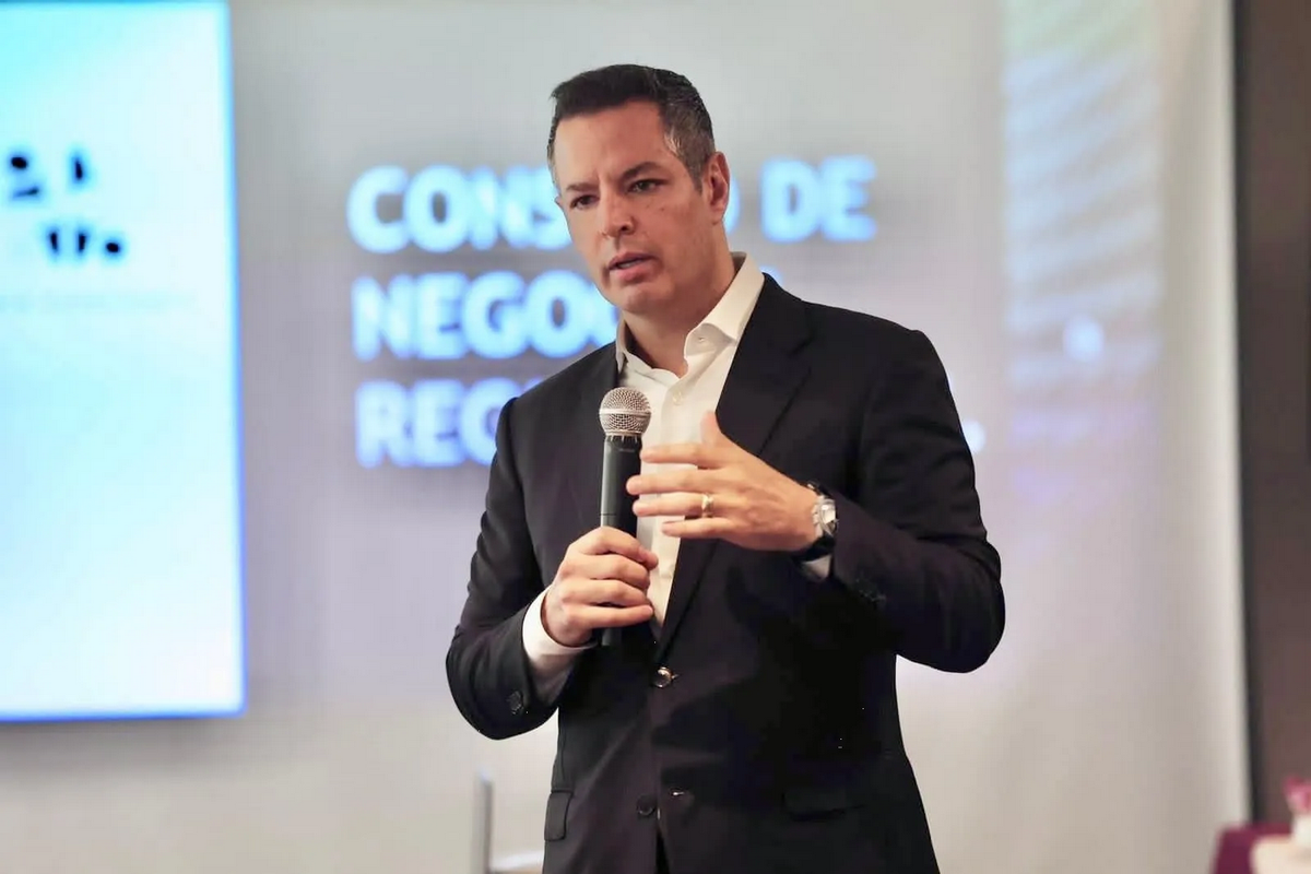Alejandro Murat renuncia al PRI y anuncia creación de