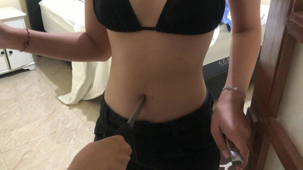 Bikini Girl Navel Torture_Moment(3)