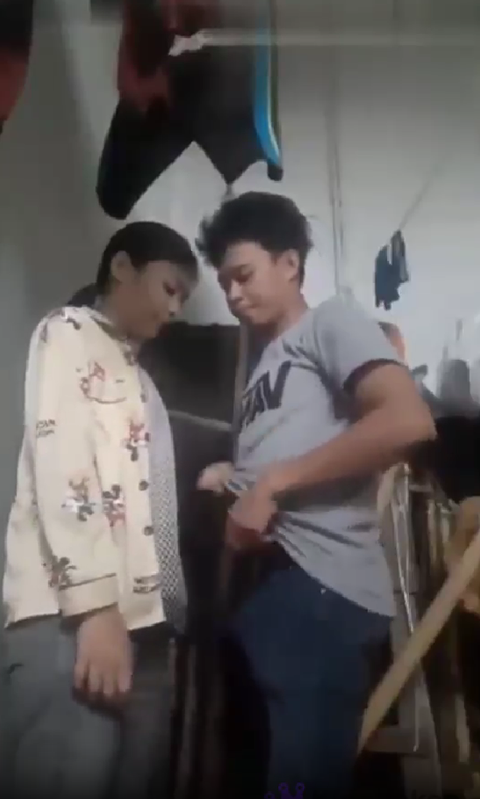 Sopir dan Asisten Rumah Tangga Berhubungan Seks dengan Gaya Doggy di Dapur