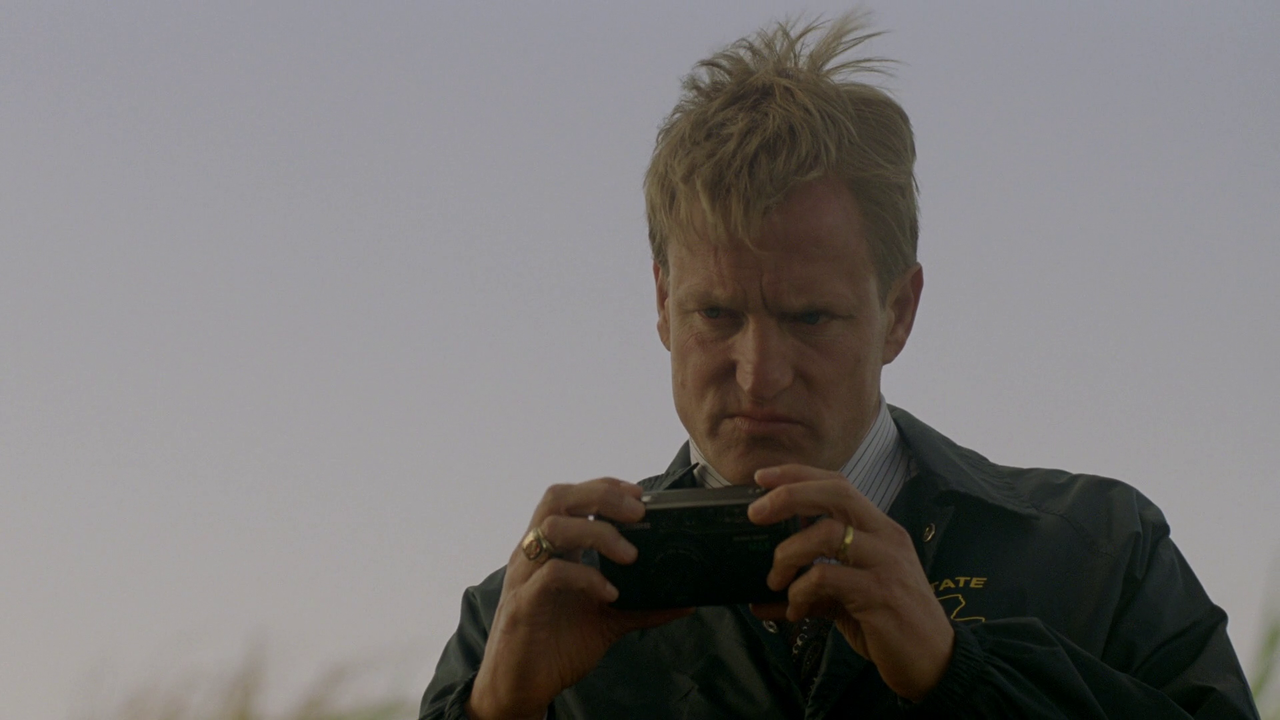 True.Detective.S01E01.La.lunga.luminosa.oscurita.1080p.BDRip.ITA.ENG.x264-BlackBit[screenshot 3]