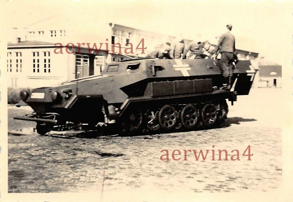 Rad Wechsel beim Schützenpanzer Sd.Kfz.251