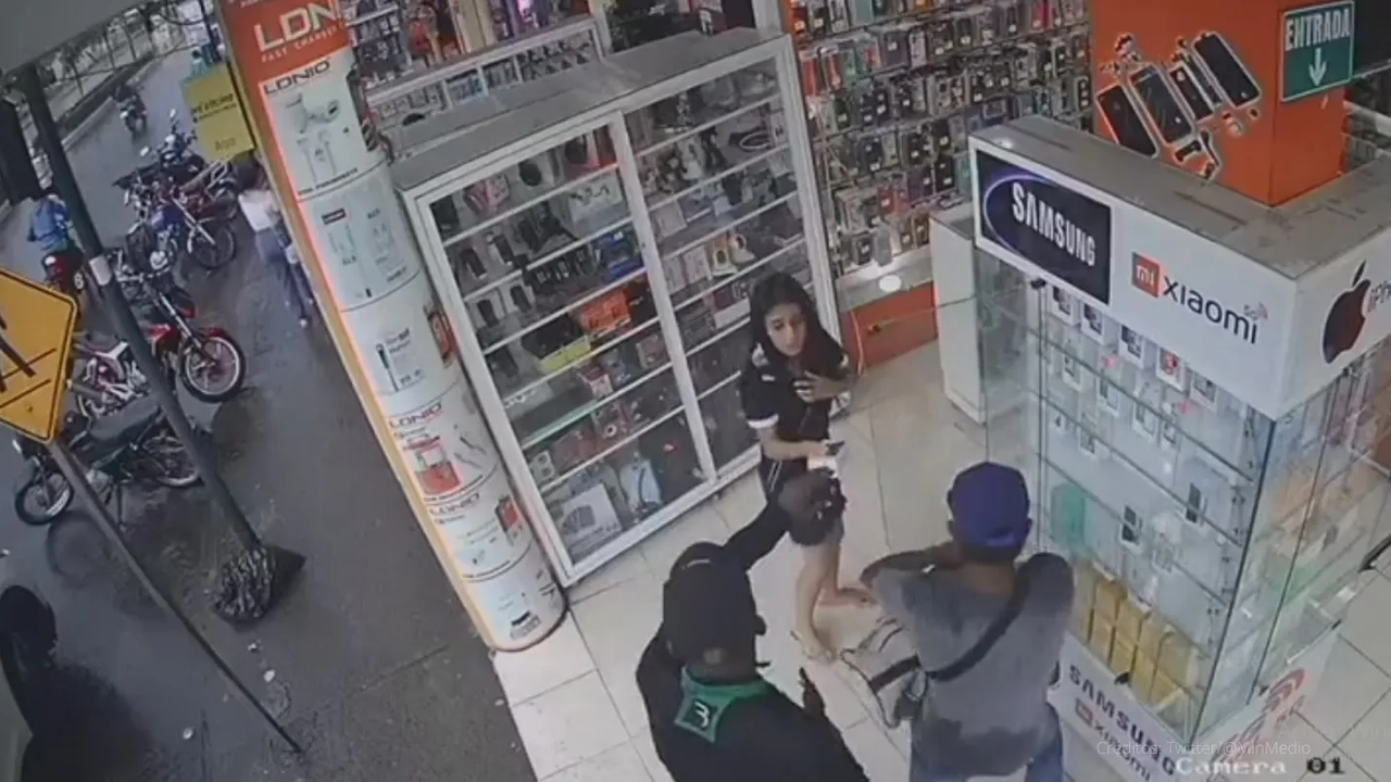 Mujer es asaltada en tienda de celulares en Ecuador y se hace viral: video