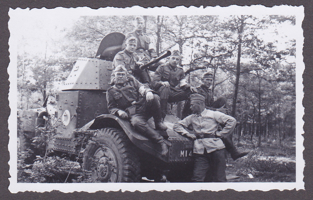 Foto 2.WK.Kameraden mit Panzerspähwagen