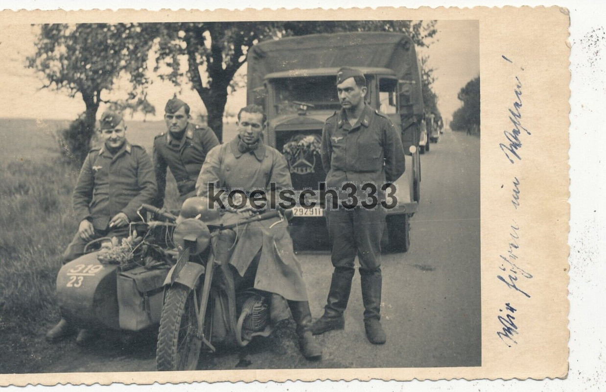 Foto Kradmelder auf Zündapp K. 800 Motorrad vor Mercedes Benz LKW der Luftwaffe