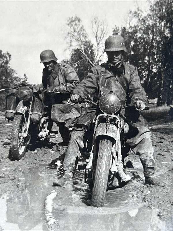 Foto Wk2 Wehrmacht Motorrad Kradmelder Soldat Front Kampf Vormarsch Matsch (2)