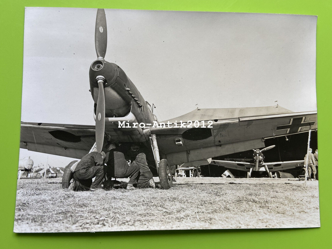 Gross Foto, Messerschmitt Bf 109 beim Service (N)50721