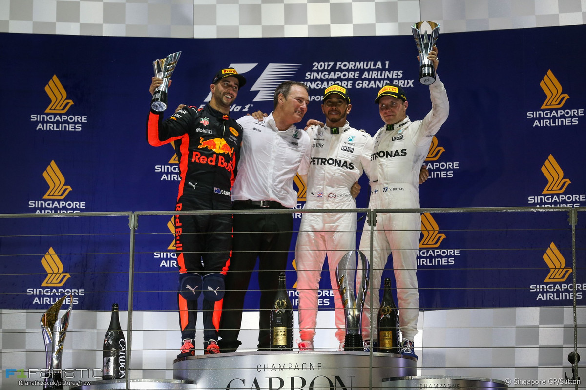 2017 14 син подиум