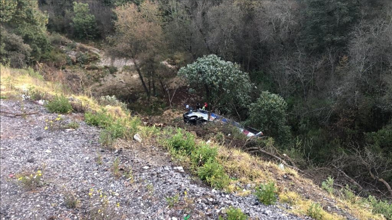 Accidente en la México-Puebla dejó un autobús al fondo de un barranco 