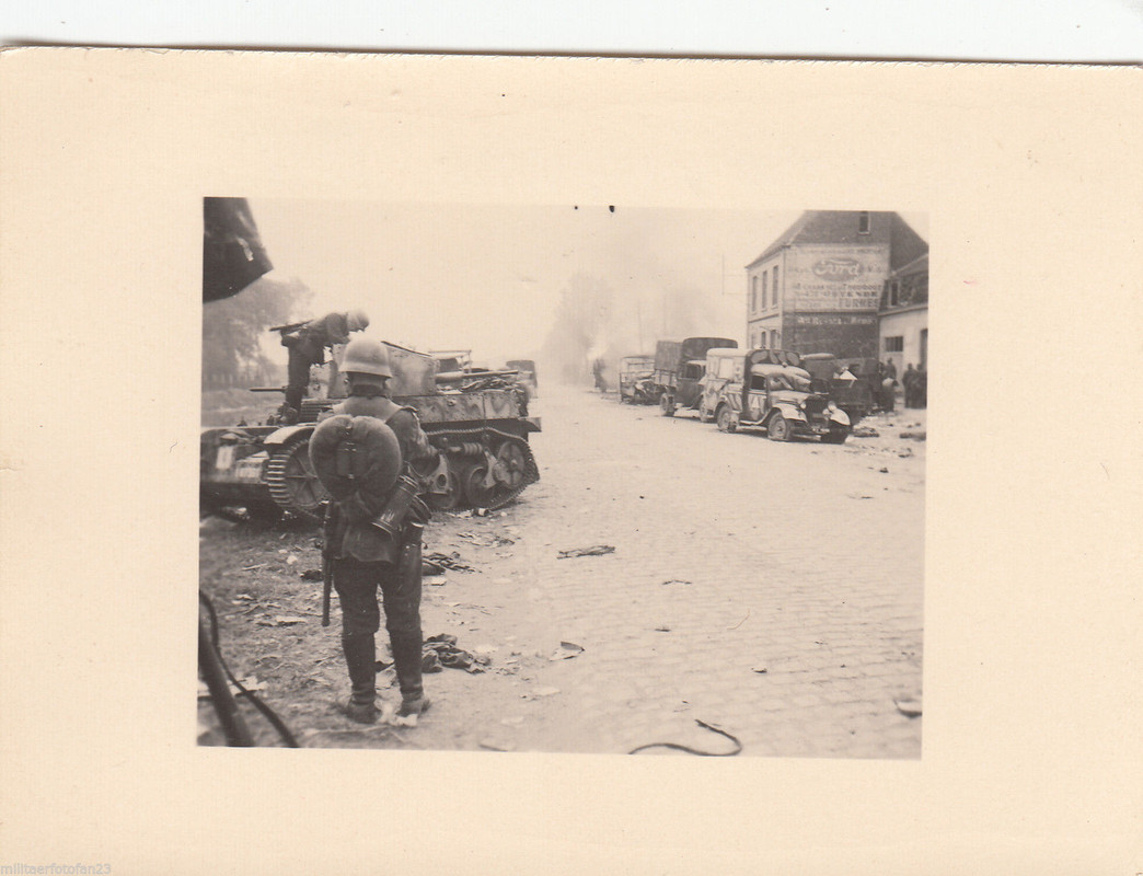 Wehrmacht in der zerstörten Stadt La Panne belgi