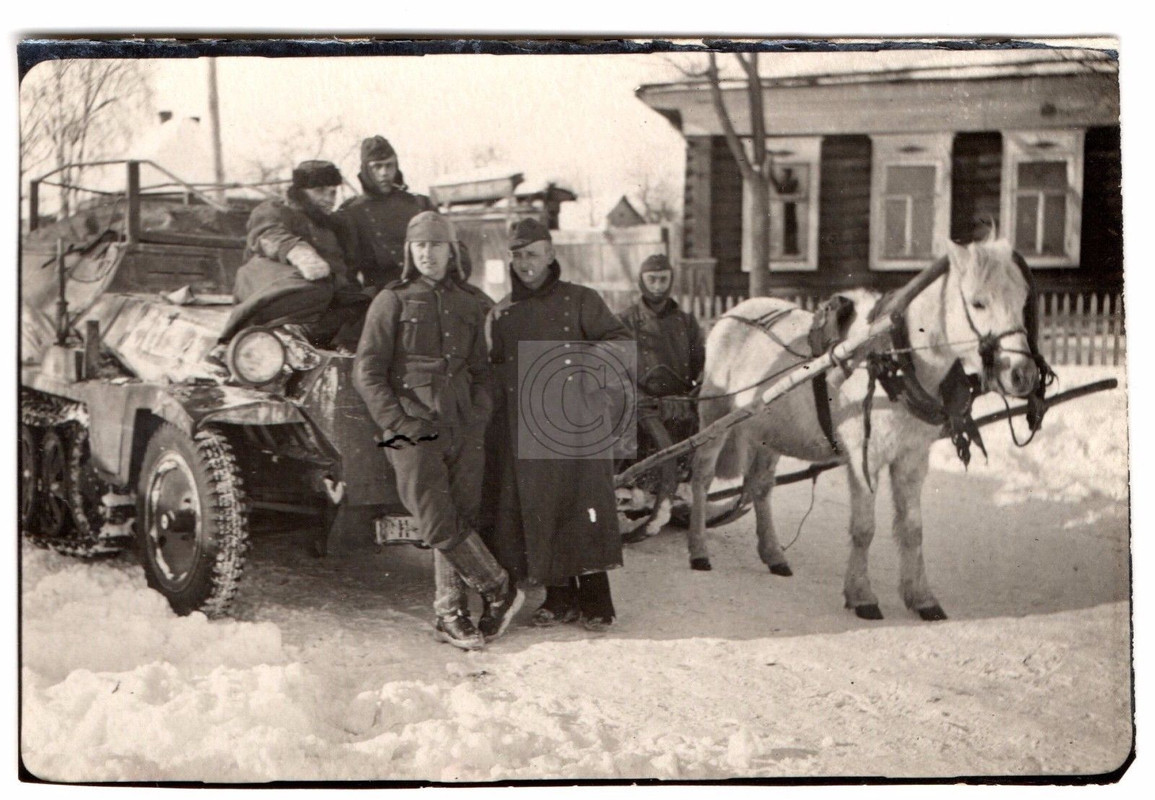 Panzertroops- Comrades posed with their Schützen