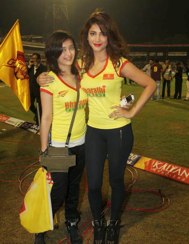 [Image: 5316b-shruti-at-chennai-rhinos-vs-karnat...atch-4.jpg]