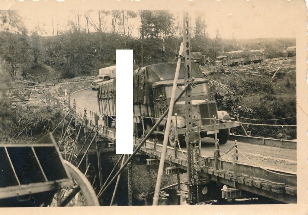 Russland Luga Nachschub mit schwerer deutschen LKW Fahrzeugen & Anhänger