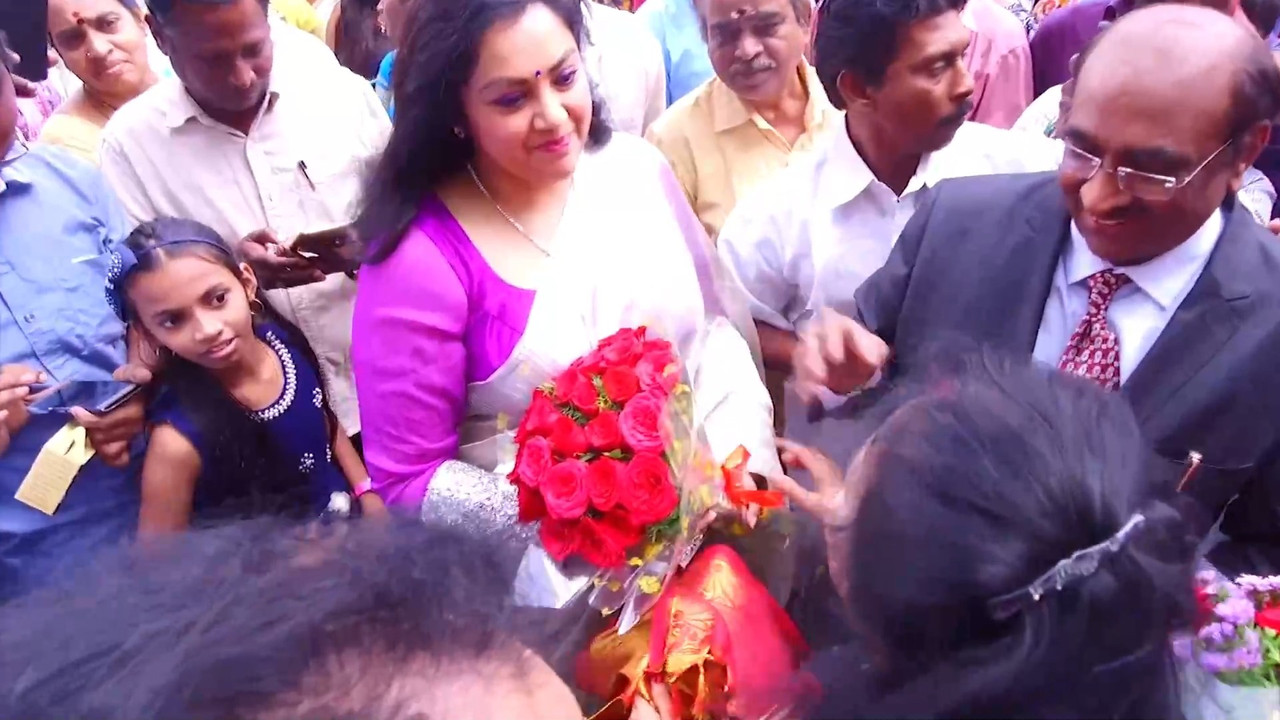 Milf Meena sexy in saree.mkv_snapshot_01.20.748