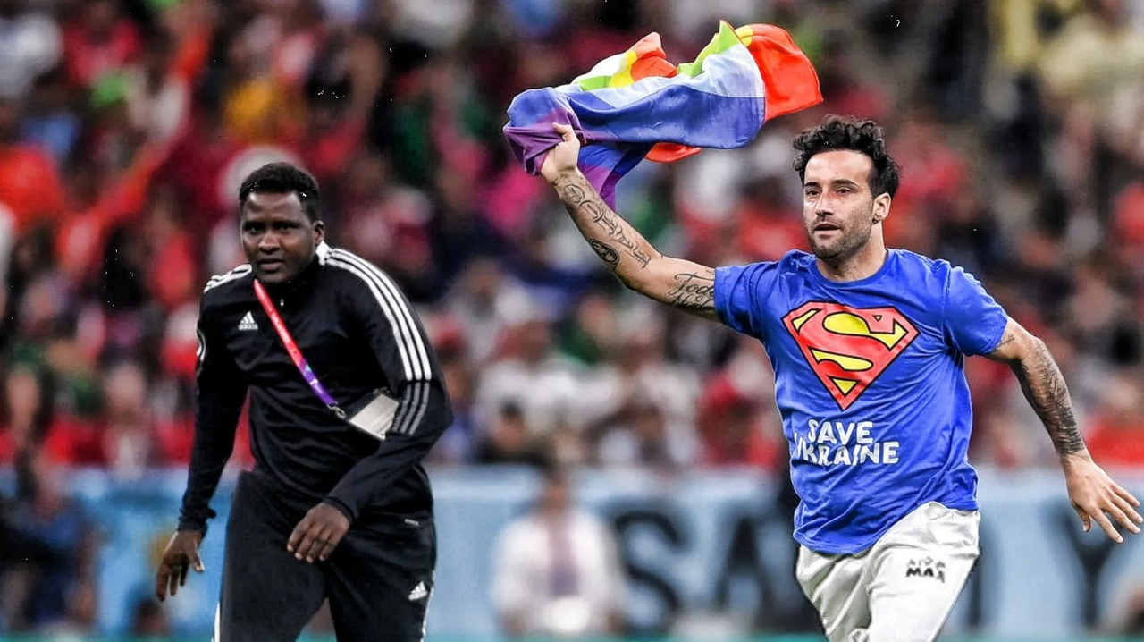 Qatar 2022: Aficionado saltó al partido de Portugal-Uruguay con una bandera gay