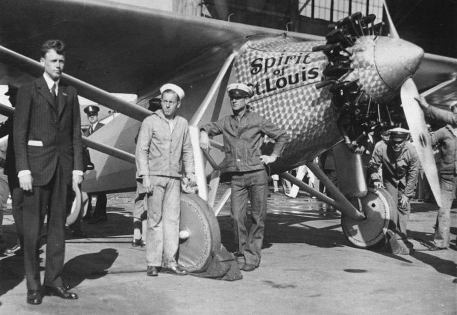 В 1927 году Чарльз Линдберг пролетел из Нью-Йорка в Париж за 33,5 часа В 1927 году Чарльз Линдберг пролетел из Нью-Йорка в Париж за 33,5 часа