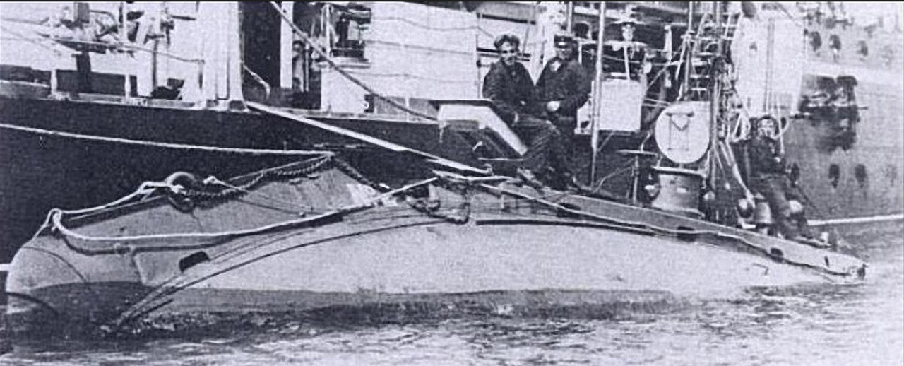 HMS №2 у борта Hazard