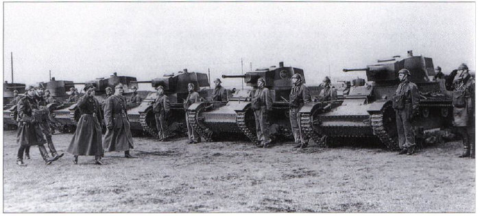 Personal del alto mando del ejército polaco pasa revista frente a sus tanques 7TP