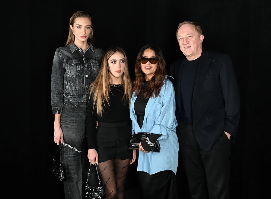 Salma Hayek y su hija rompen desfile en París junto a Kim Kardashian