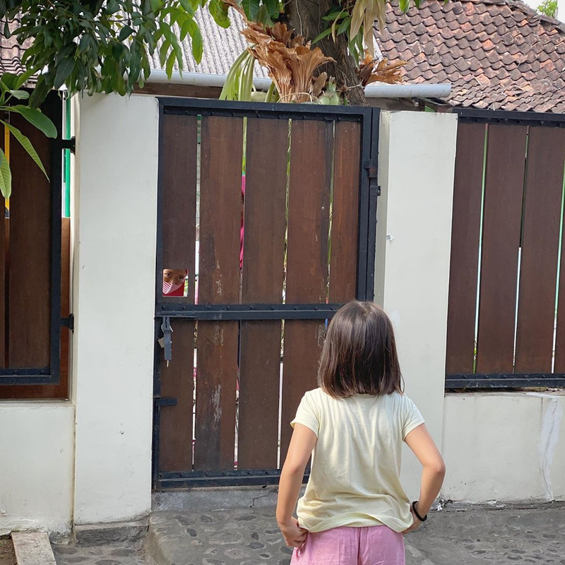 Putri Zaskia Adya Mecca yang bernama Kala tengah berbincang dengan anak tetangga berbatas pagar