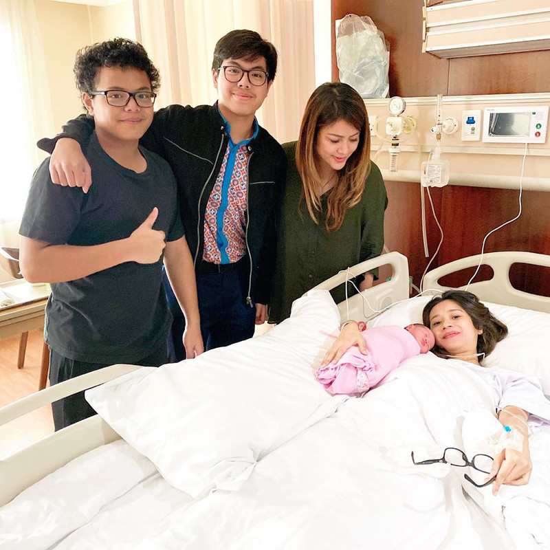 Wina Natalia saat menjenguk Gista Putri yang melahirkan anak pertamanya.
