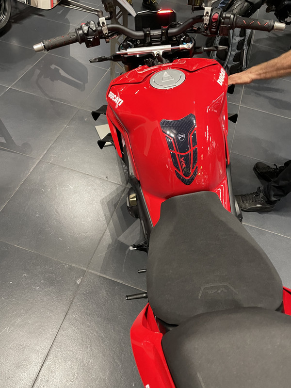 DC6EB122-D723-4A9B-9D8D-A8C7617101DA