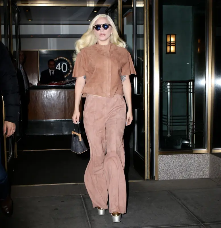 12-10-15-Leaving-her-apartment-in-NYC-00