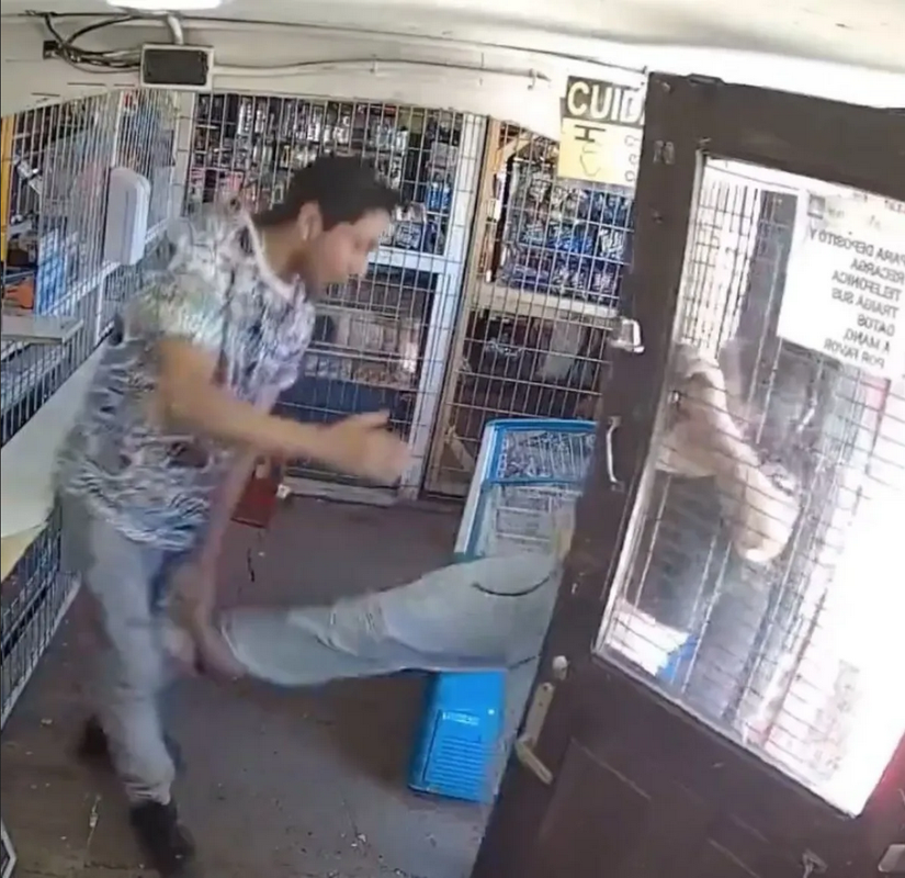 Mujer le da golpiza a su acosador y lo encierra en un local (Video)