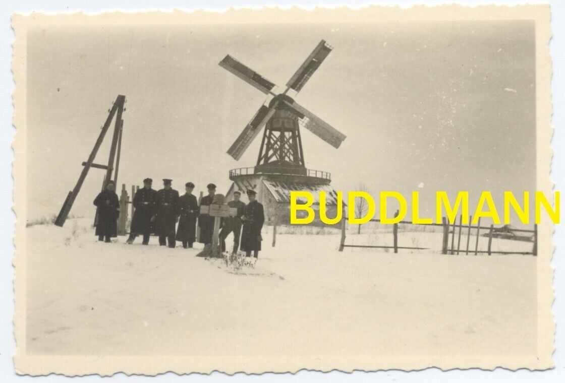 Foto Soldaten Osten Vormarsch Windmühle Windmill vor Grab