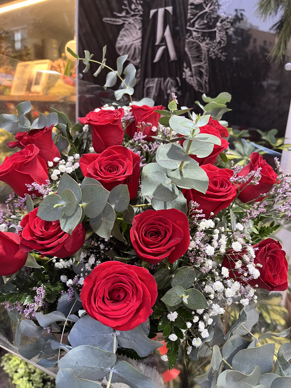 Ramo Con 12 Rosas Rojas Con Eucaliptos