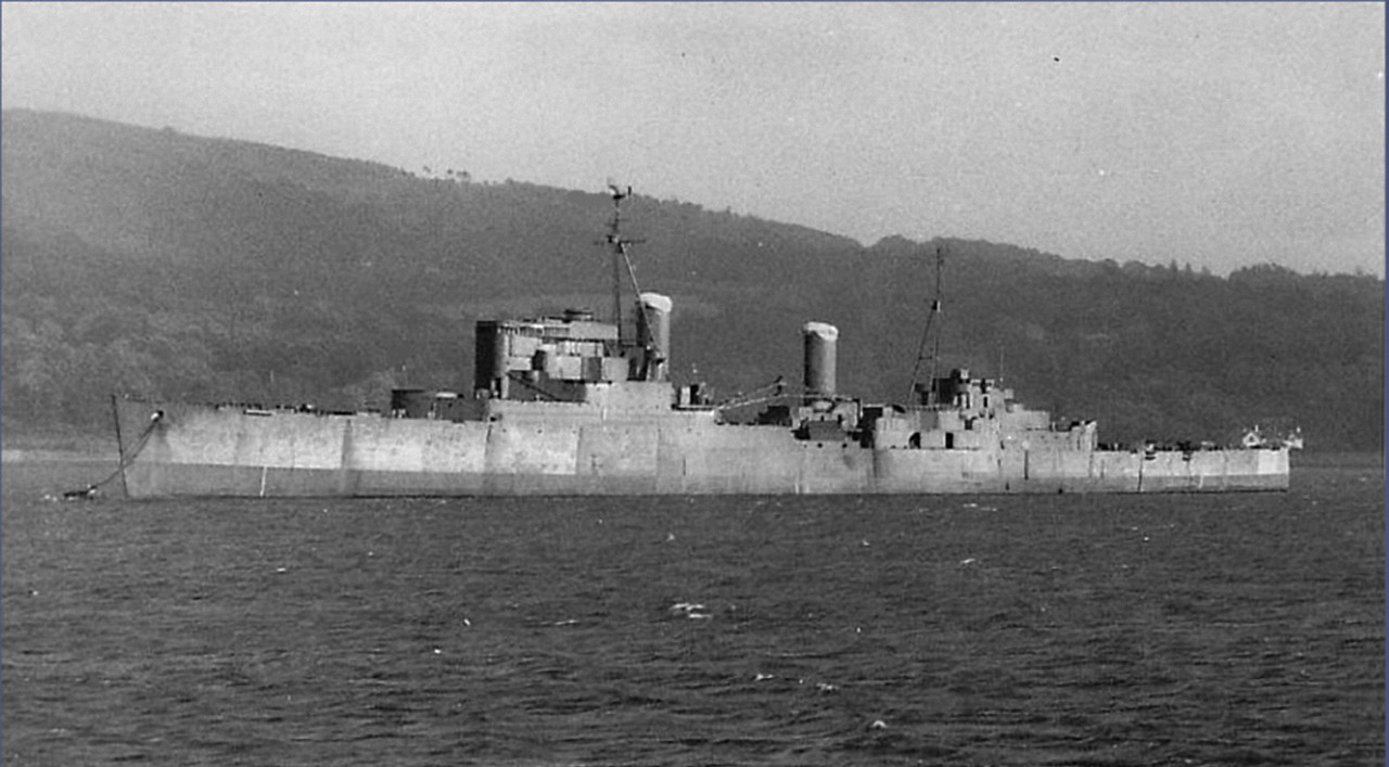 HMS Lion (C.34) еще как DEFENCE, стоящая на приколе в Гарелохе