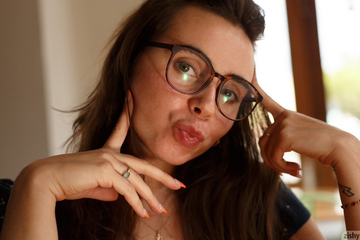 full_010_1252461421476066