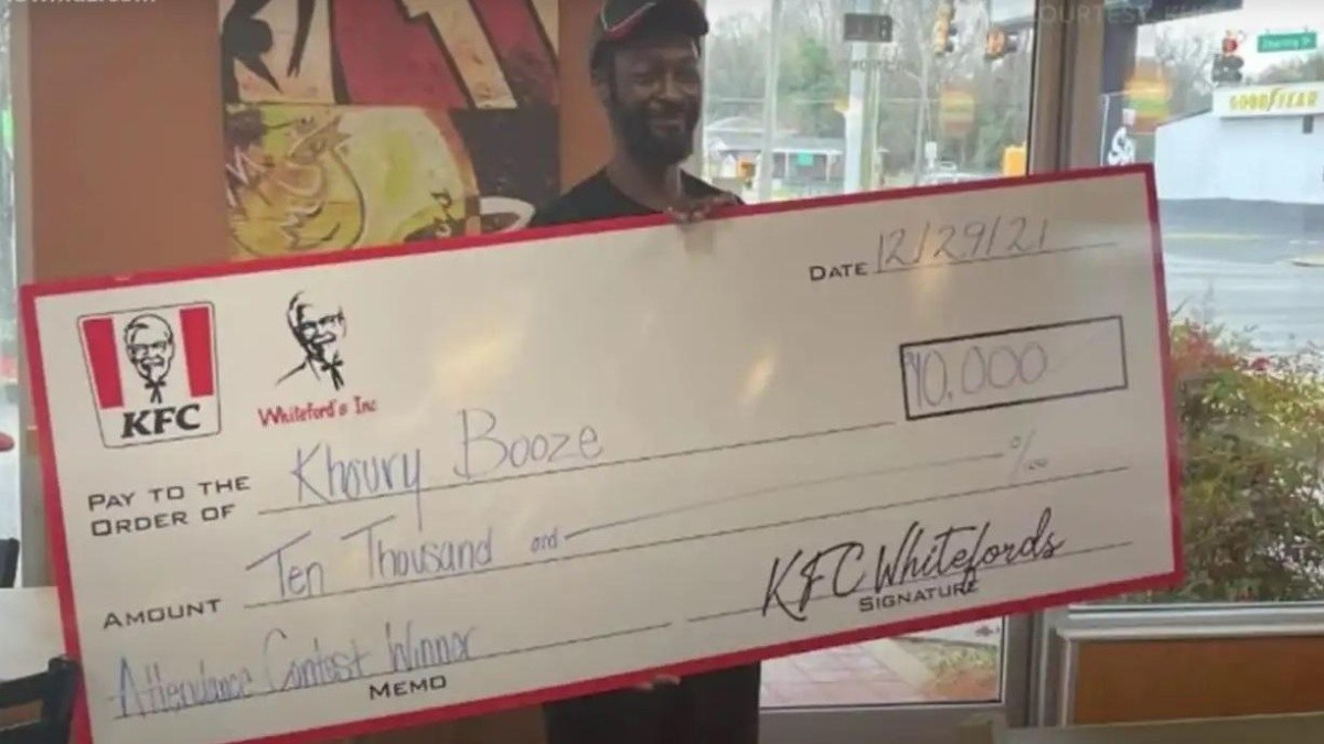 Empleado recibe un bono de 200 mil pesos por no llegar tarde, ni faltar en un año