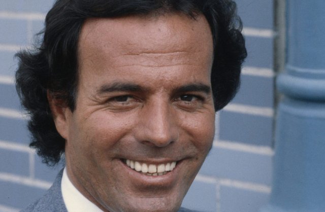 Julio-IGLESIAS-02-1980-XDR-INA-scaled-e1672041965939-1024x668.jpg