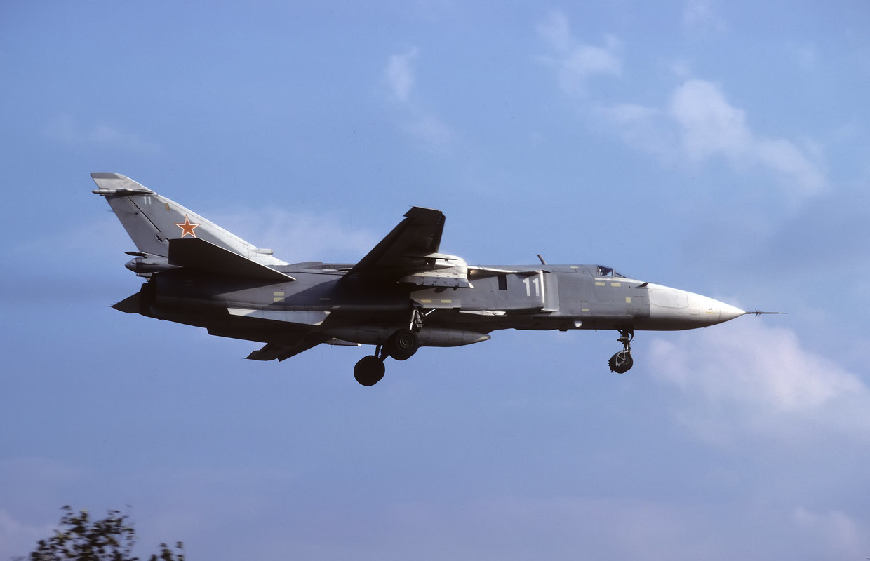11 ORAP Su-24MR 11 White_0515329_16-09-91