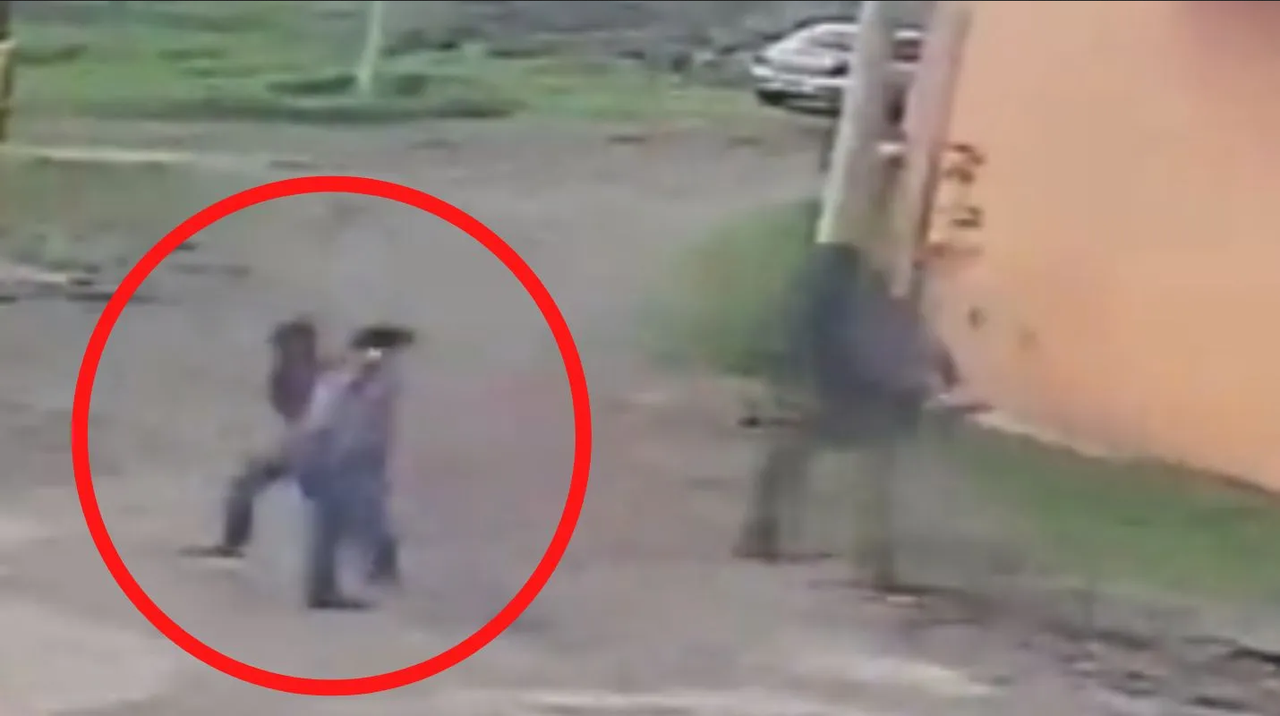 Video: Asaltantes roban y empujan a abuelita en la calle