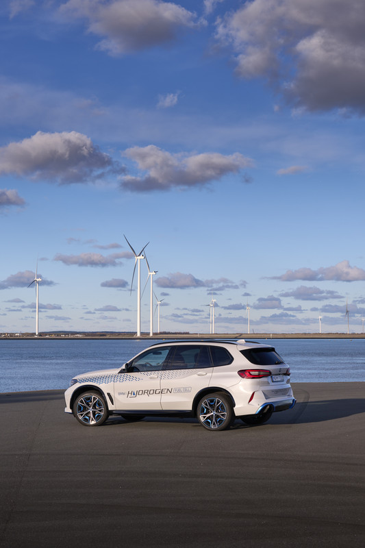 P90494392_highRes_bmw-ix5-hydrogen-on-