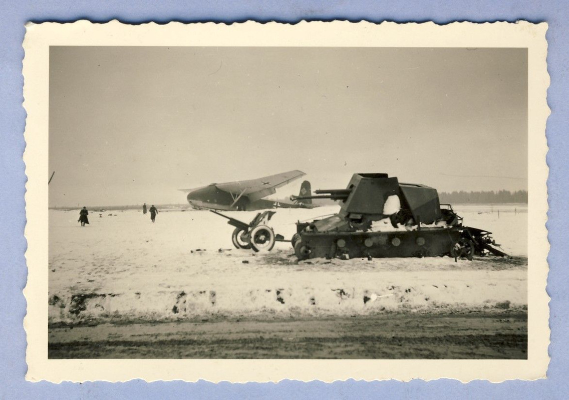 Cholm zerstörter Panzer dahinter Deutsches Flugz